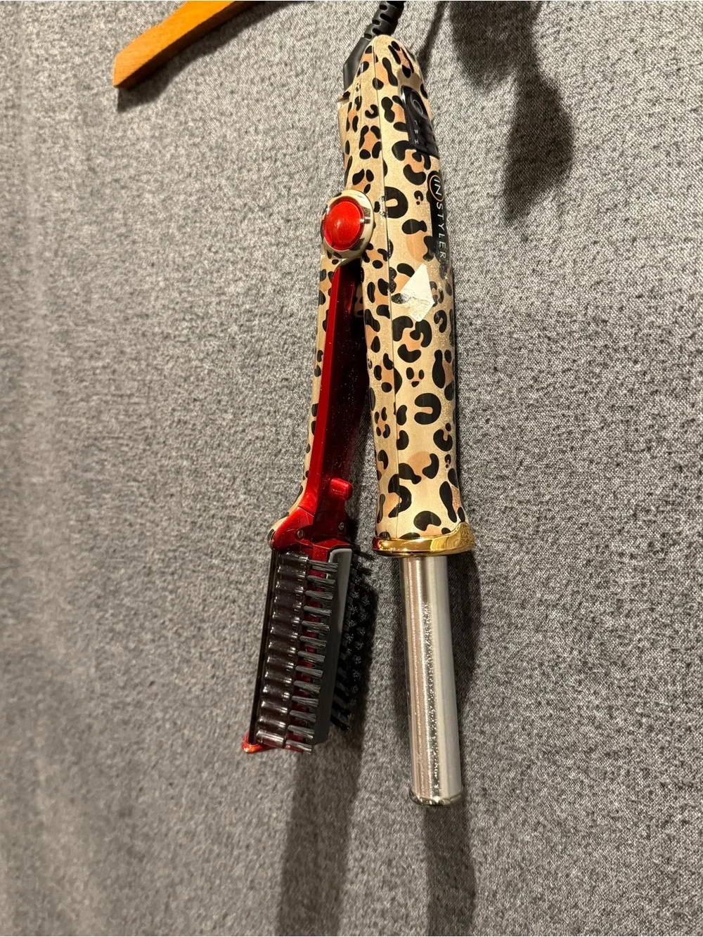 InStyler Rotating Iron 3/4” Cheetah Print. Tested, works. Pre-owned.
